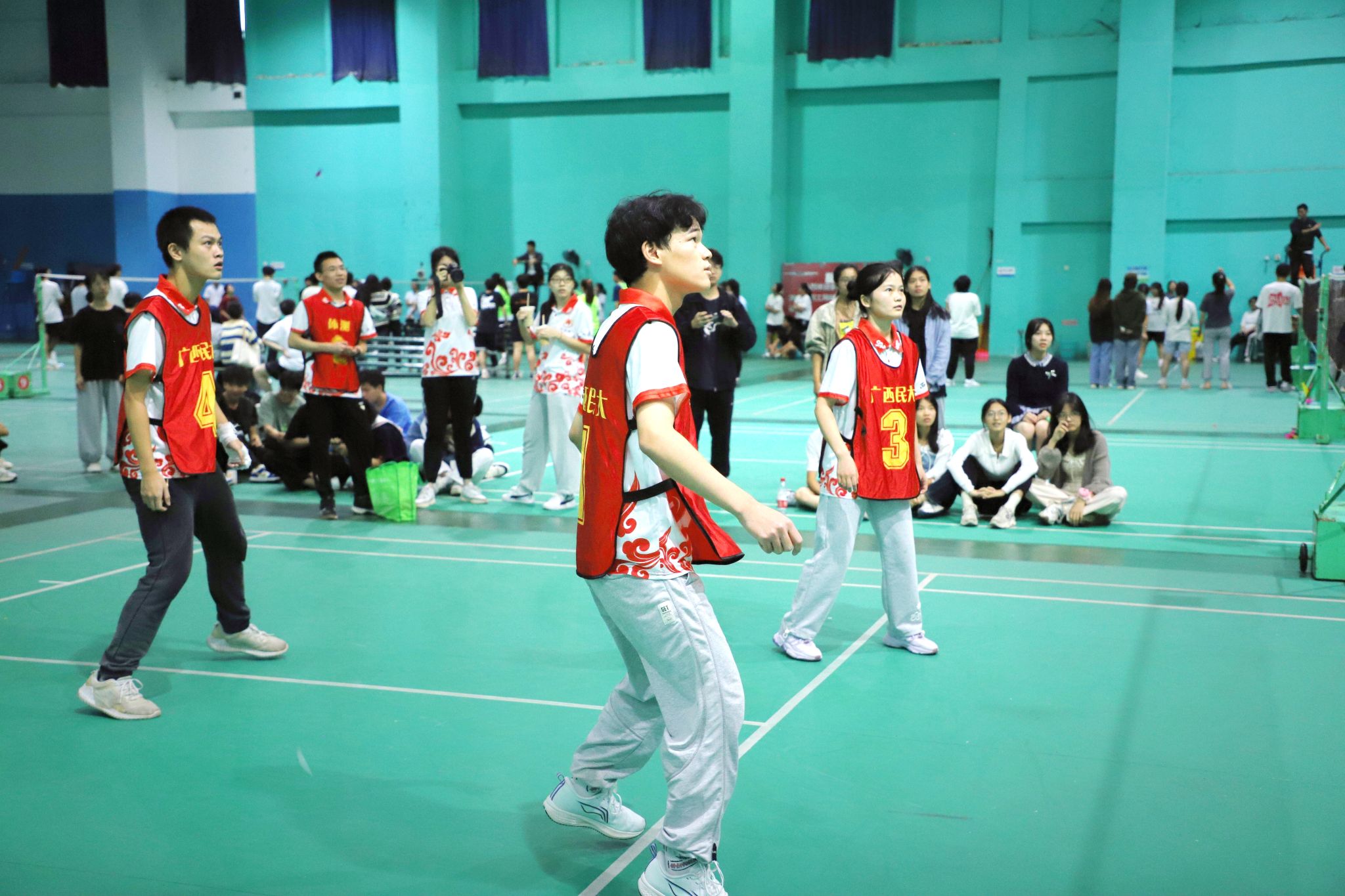 比赛由踢毽子接力计数赛和学院分组循环赛,淘汰赛两部分组成.